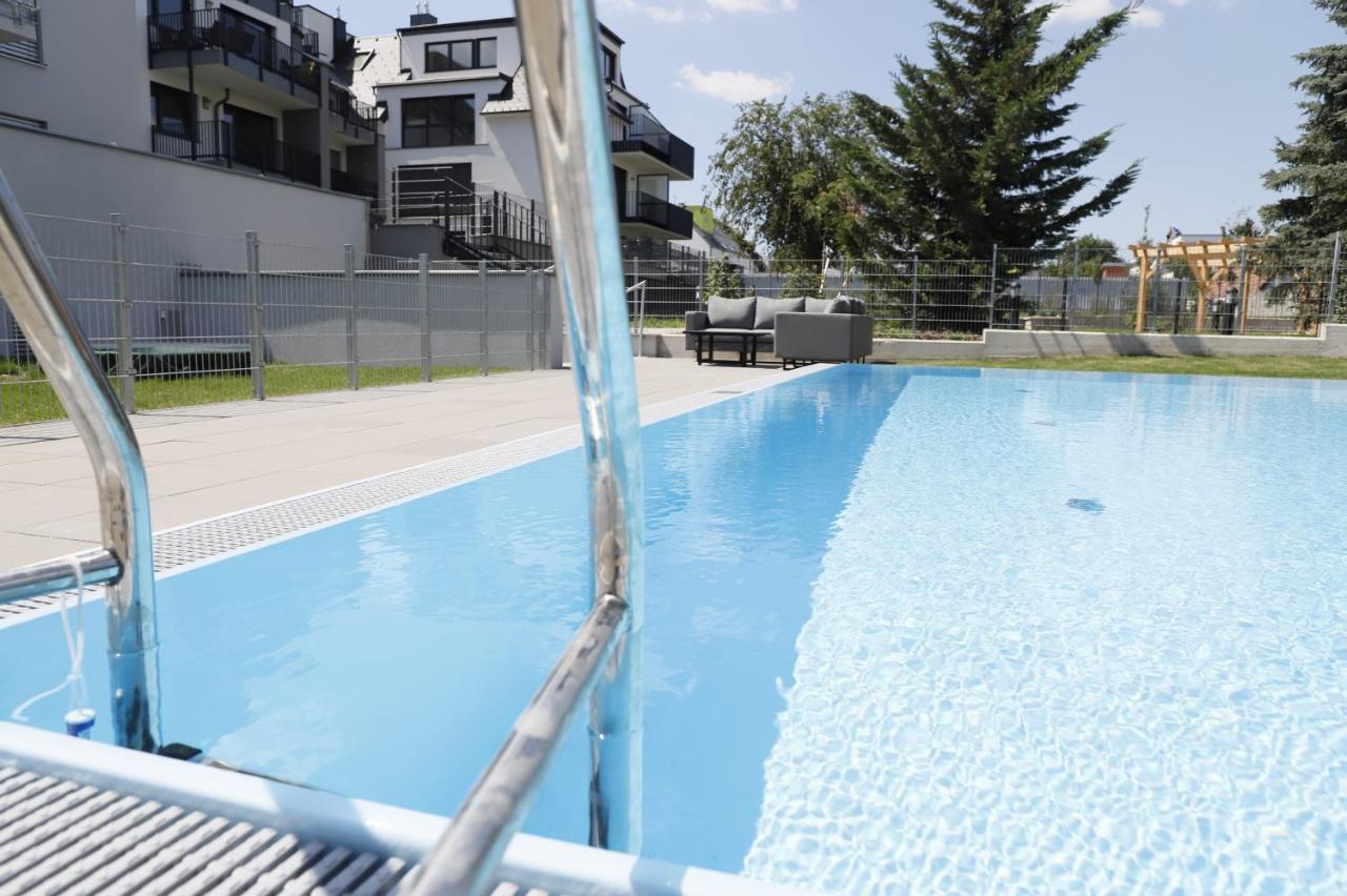 Red Flower Apartment With Pool - 5 Min To Lake Wina Bagian luar foto