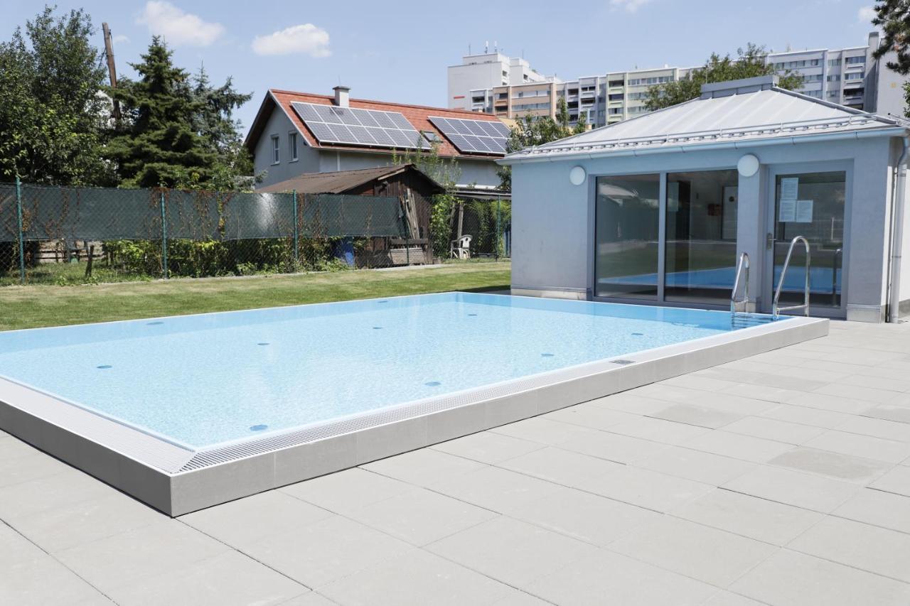 Red Flower Apartment With Pool - 5 Min To Lake Wina Bagian luar foto